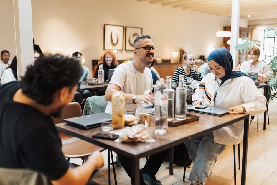 Team im Gespräch über Marketing-Strategien