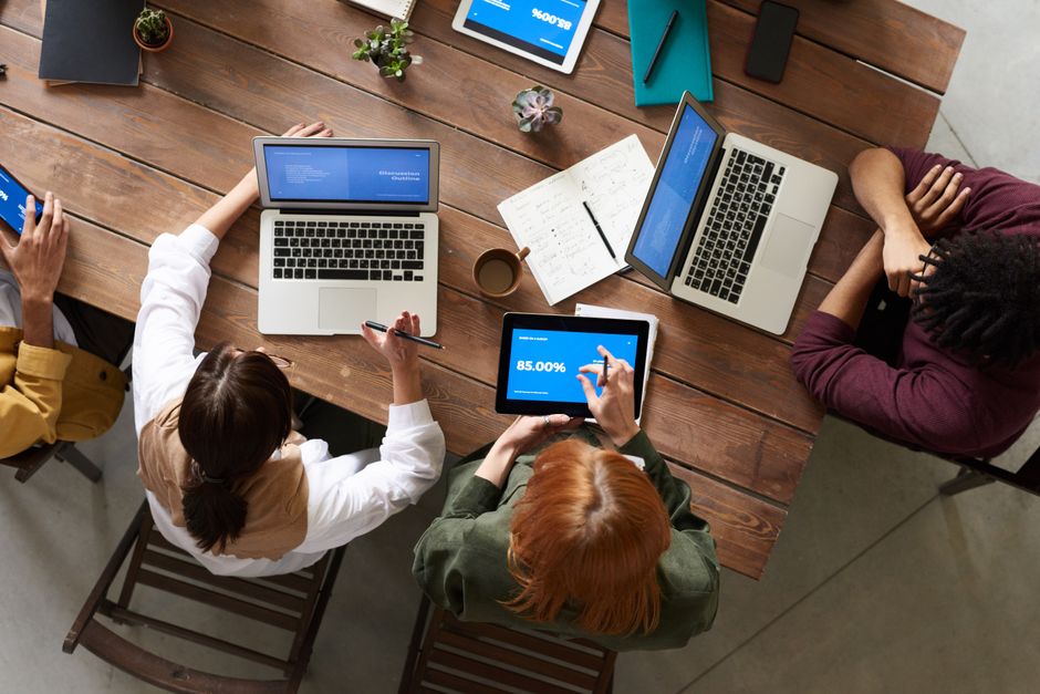 Team arbeitet an einem Online-Marketing-Plan